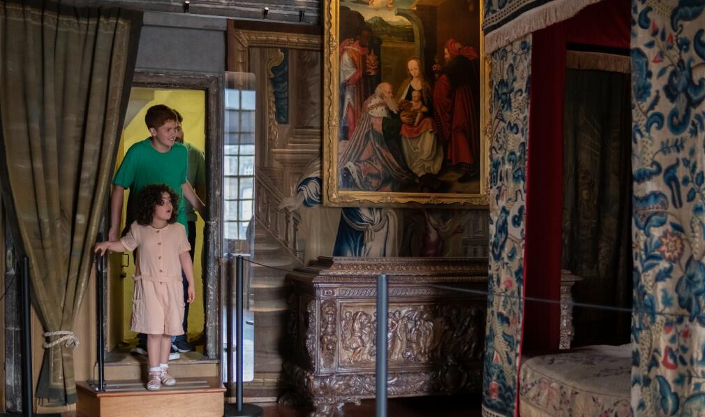 Mary, Queen of Scots' Bedchamber A family entering Mary, Queen of Scots' Bedchamber