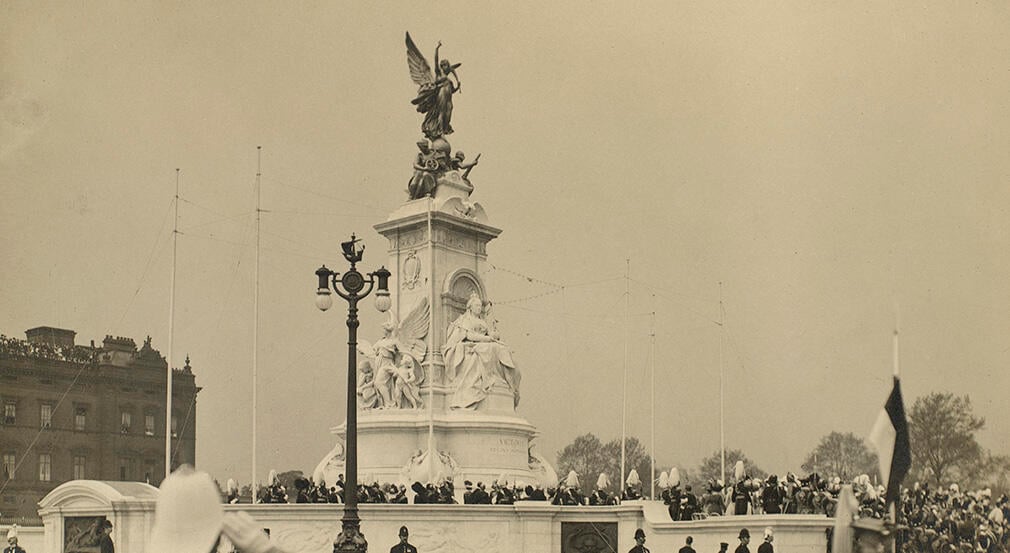 Unveiling ceremony for the Queen Victoria Memorial, outside Buckingham Palace (RCIN 2113593)