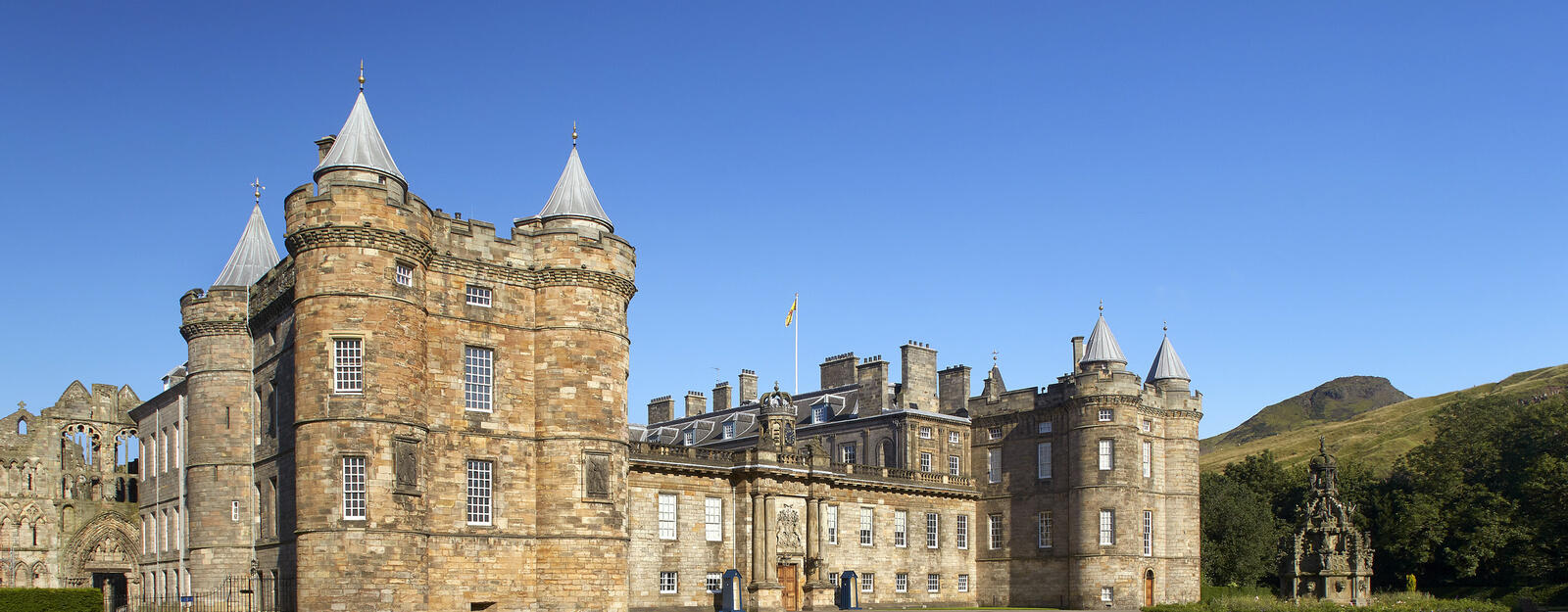 Image of Palace with park in background Image of Palace of Holyroodhouse with Holyrood Park and Arthurs seet in background